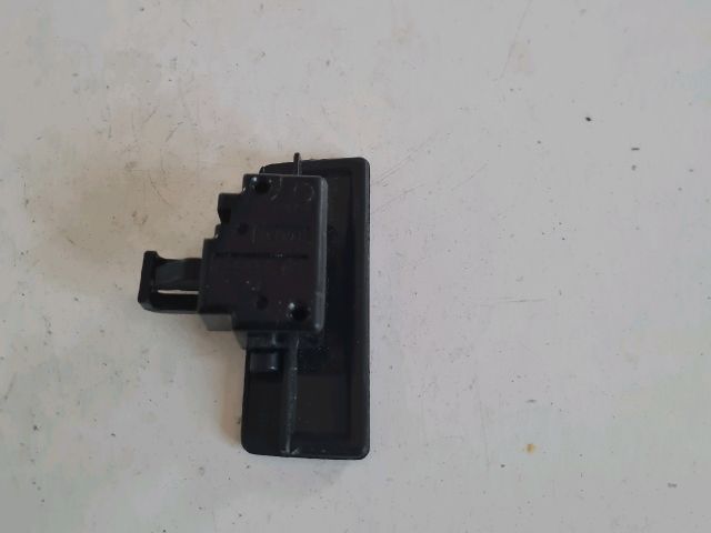 bontott SUZUKI SWIFT III Kesztyűtartó Nyitó Kar / Gomb