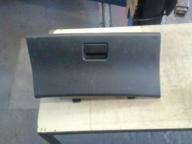 bontott SUZUKI SWIFT III Kesztyűtartó