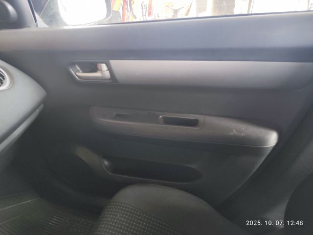 bontott SUZUKI SWIFT III Kesztyűtartó