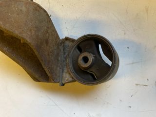 bontott SUZUKI SWIFT III Motor Tartó Bak Bal