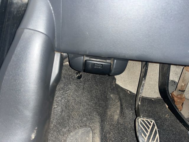 bontott SUZUKI SWIFT III Motorháztető Nyitó Kar / Gomb