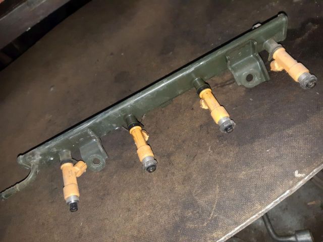 bontott SUZUKI SWIFT III Porlasztó Sor / Híd