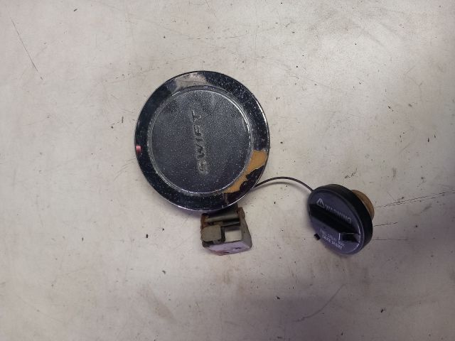 bontott SUZUKI SWIFT III Tankajtó