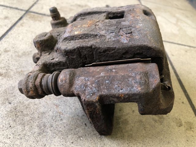 bontott SUZUKI SWIFT IV Bal első Féknyereg Munkahengerrel