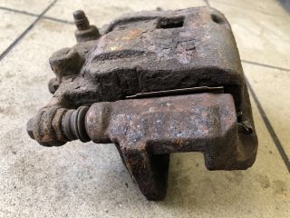 bontott SUZUKI SWIFT IV Bal első Féknyereg Munkahengerrel