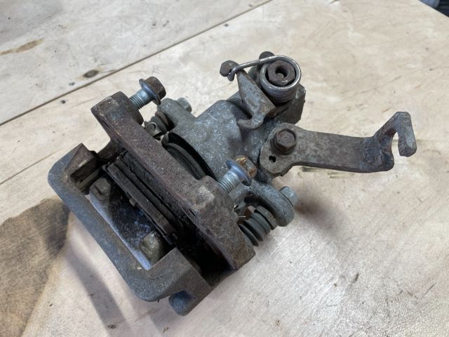 bontott SUZUKI SWIFT IV Bal hátsó Féknyereg Munkahengerrel