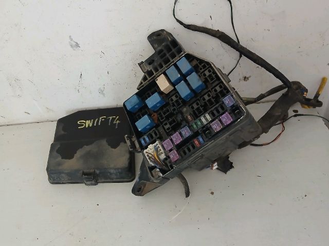 bontott SUZUKI SWIFT IV Biztosítéktábla Motortér