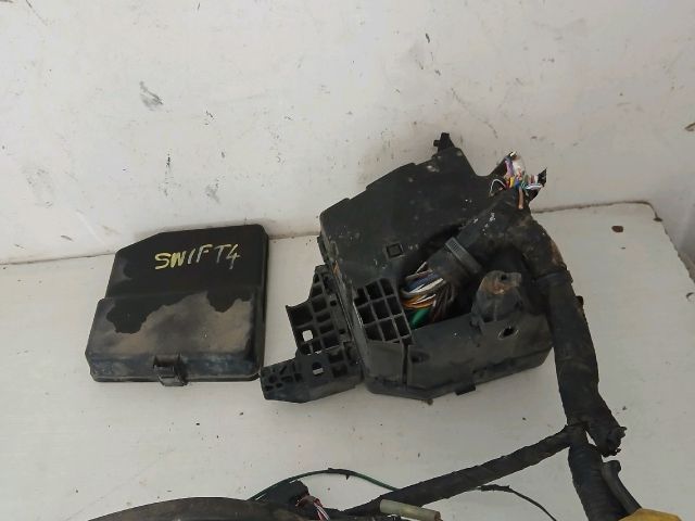 bontott SUZUKI SWIFT IV Biztosítéktábla Motortér