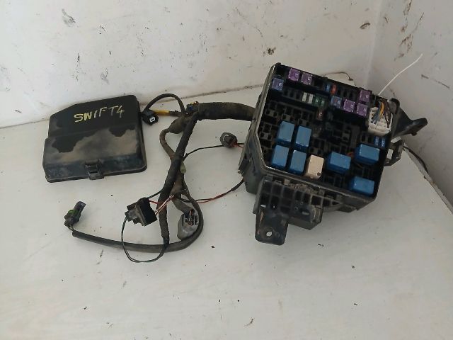 bontott SUZUKI SWIFT IV Biztosítéktábla Motortér