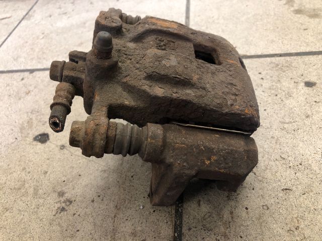 bontott SUZUKI SWIFT IV Jobb első Féknyereg Munkahengerrel