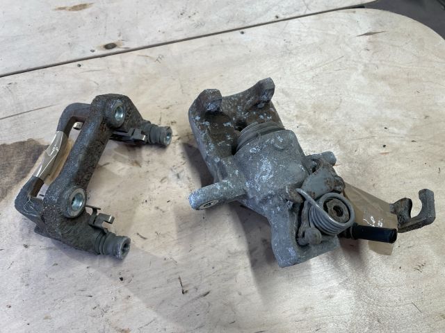 bontott SUZUKI SWIFT IV Jobb hátsó Féknyereg Munkahengerrel