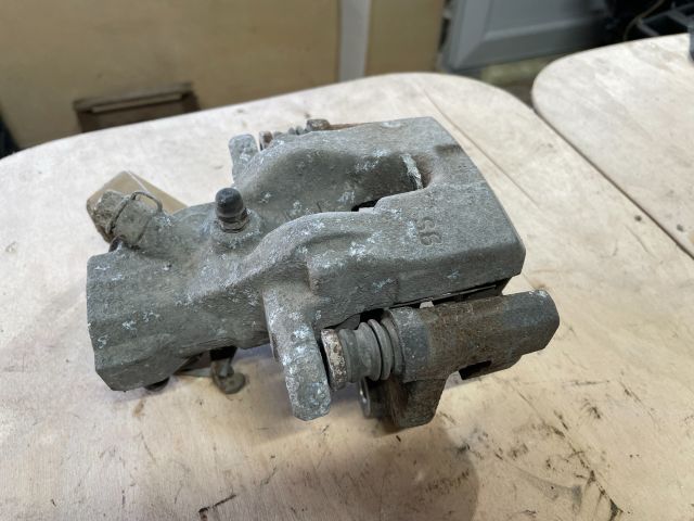 bontott SUZUKI SWIFT IV Jobb hátsó Féknyereg Munkahengerrel