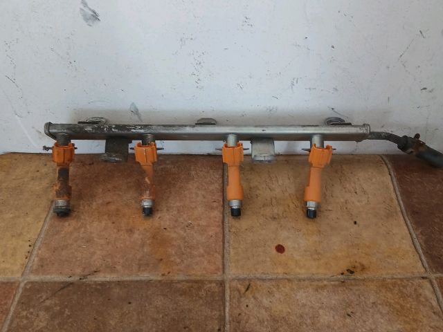 bontott SUZUKI SWIFT IV Porlasztó Sor / Híd