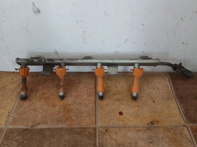 bontott SUZUKI SWIFT IV Porlasztó Sor / Híd