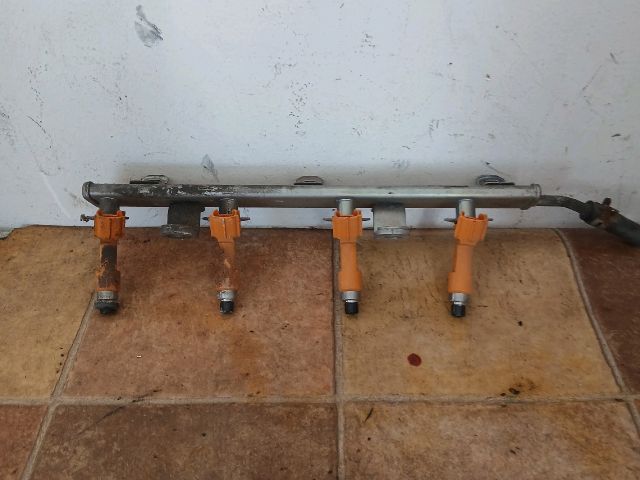 bontott SUZUKI SWIFT IV Porlasztó Sor / Híd