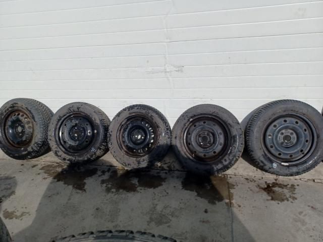 bontott SUZUKI SWIFT IV Acélfelni Szett Gumival