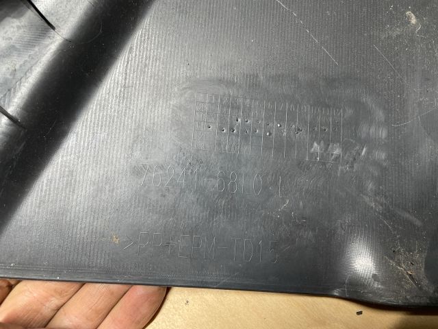 bontott SUZUKI SWIFT IV Bal B Oszlop Burkolat