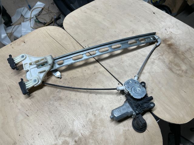 bontott SUZUKI SWIFT IV Bal első Ablakemelő Szerkezet (Elektromos)