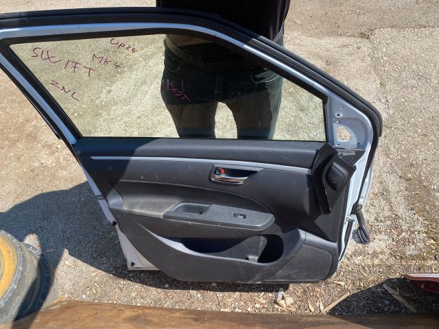 bontott SUZUKI SWIFT IV Bal első Ajtó (Részeivel)