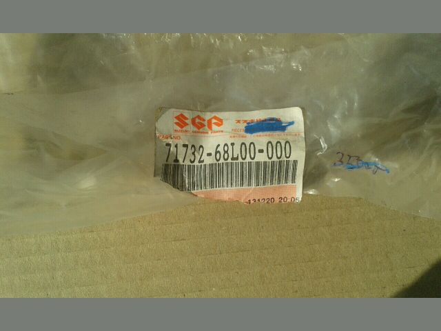 bontott SUZUKI SWIFT IV Bal első Oldal Lökhárító Tartó (Műanyag)