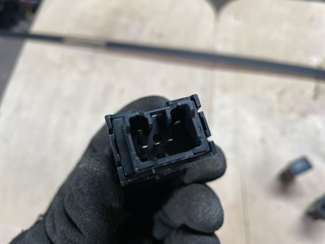 bontott SUZUKI SWIFT IV Bal első Ülésfűtés Kapcsoló