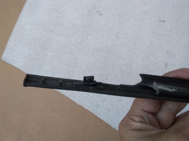 bontott SUZUKI SWIFT IV Bal első Vízlehúzó Gumicsík