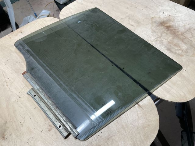 bontott SUZUKI SWIFT IV Bal hátsó Ablak