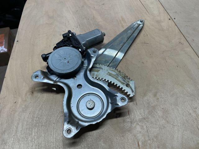 bontott SUZUKI SWIFT IV Bal hátsó Ablakemelő Szerkezet (Elektromos)