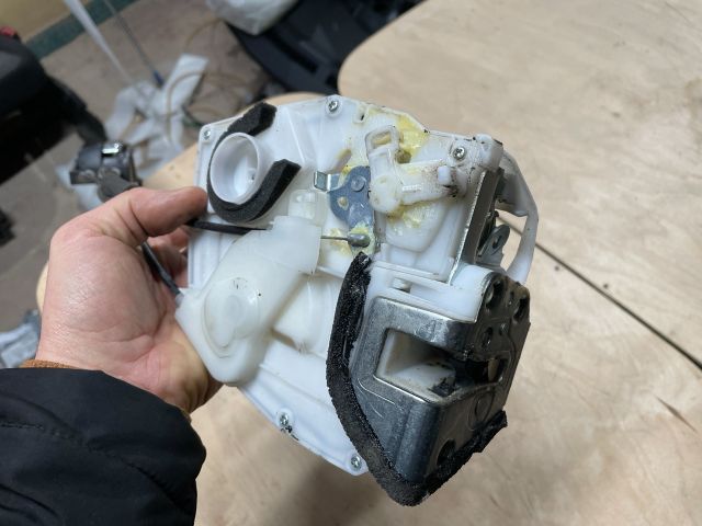 bontott SUZUKI SWIFT IV Bal hátsó Ajtózár