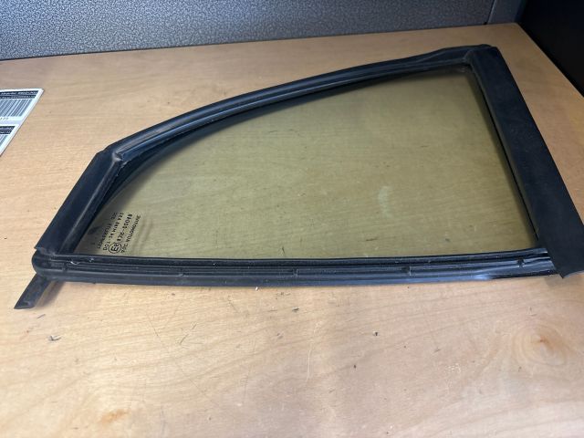 bontott SUZUKI SWIFT IV Bal hátsó Fixüveg (Ajtóban)