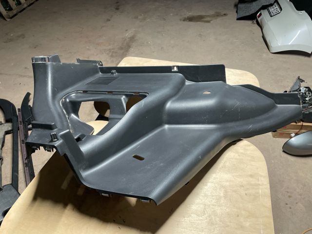 bontott SUZUKI SWIFT IV Csomagtartó Burkolat (Műanyag)