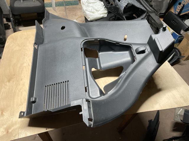 bontott SUZUKI SWIFT IV Csomagtartó Burkolat (Műanyag)