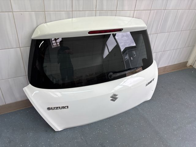 bontott SUZUKI SWIFT IV Csomagtérajtó (Részeivel)