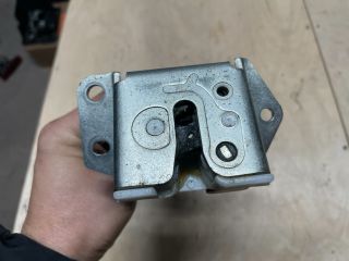 bontott SUZUKI SWIFT IV Csomagtérajtó Zárszerkezet