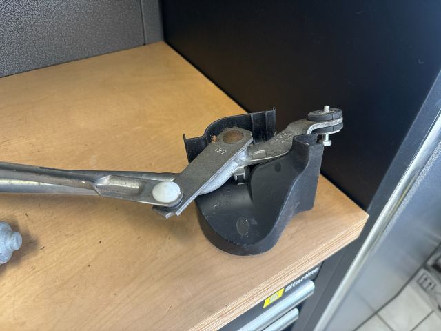 bontott SUZUKI SWIFT IV Első Ablaktörlő Szerkezet Motorral