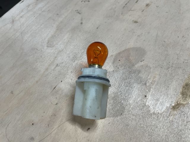 bontott SUZUKI SWIFT IV Első Irányjelző Foglalat