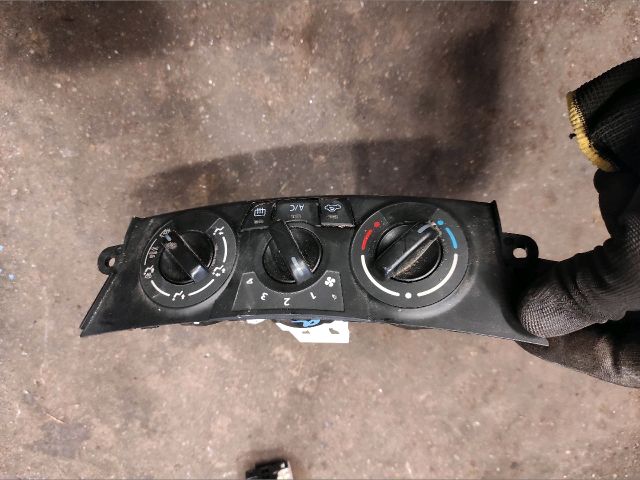 bontott SUZUKI SWIFT IV Fűtéskapcsoló (manuális klímás)