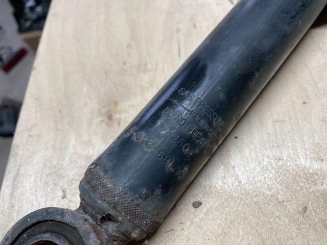 bontott SUZUKI SWIFT IV Hátsó Lengéscsillapító (Pozíciófüggetlen)