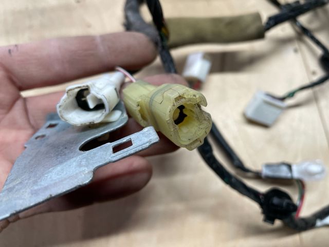 bontott SUZUKI SWIFT IV Jobb első Ajtó Kábelköteg