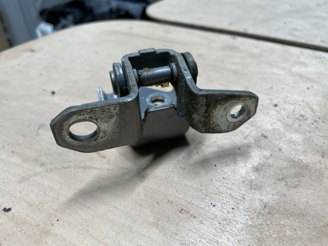 bontott SUZUKI SWIFT IV Jobb első Alsó Zsanér