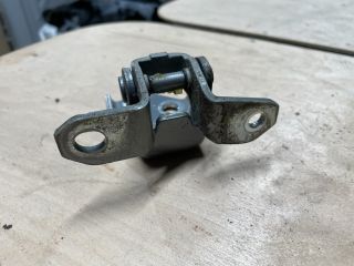 bontott SUZUKI SWIFT IV Jobb első Alsó Zsanér