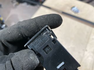 bontott SUZUKI SWIFT IV Jobb első Ülésfűtés Kapcsoló