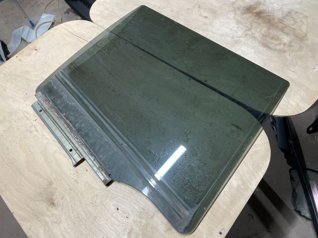 bontott SUZUKI SWIFT IV Jobb hátsó Ablak