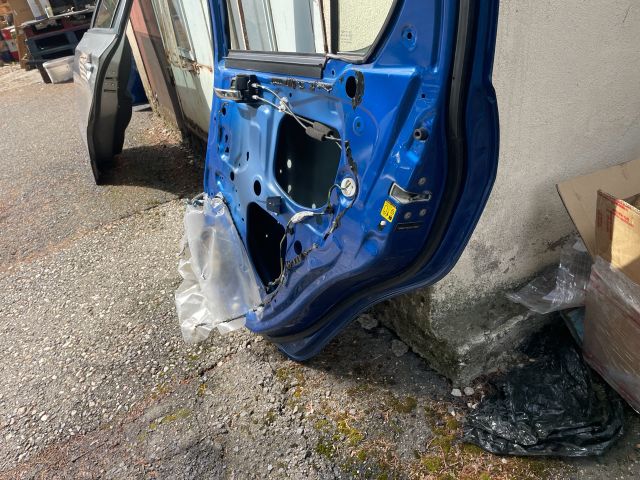 bontott SUZUKI SWIFT IV Jobb hátsó Ajtó (Részeivel)