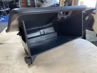 bontott SUZUKI SWIFT IV Kesztyűtartó Ajtó