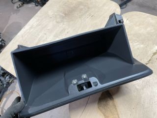 bontott SUZUKI SWIFT IV Kesztyűtartó Ajtó