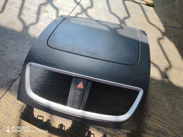 bontott SUZUKI SWIFT IV Középkonzol Keret