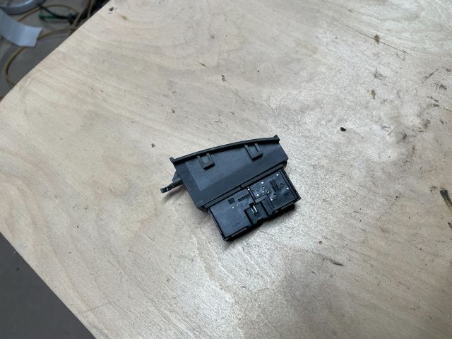 bontott SUZUKI SWIFT IV Vészvillogó Kapcsoló