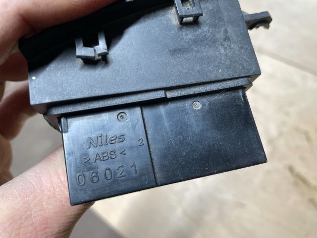 bontott SUZUKI SWIFT IV Vészvillogó Kapcsoló