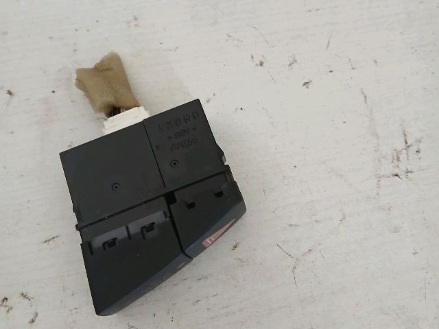 bontott SUZUKI SWIFT IV Vészvillogó Kapcsoló